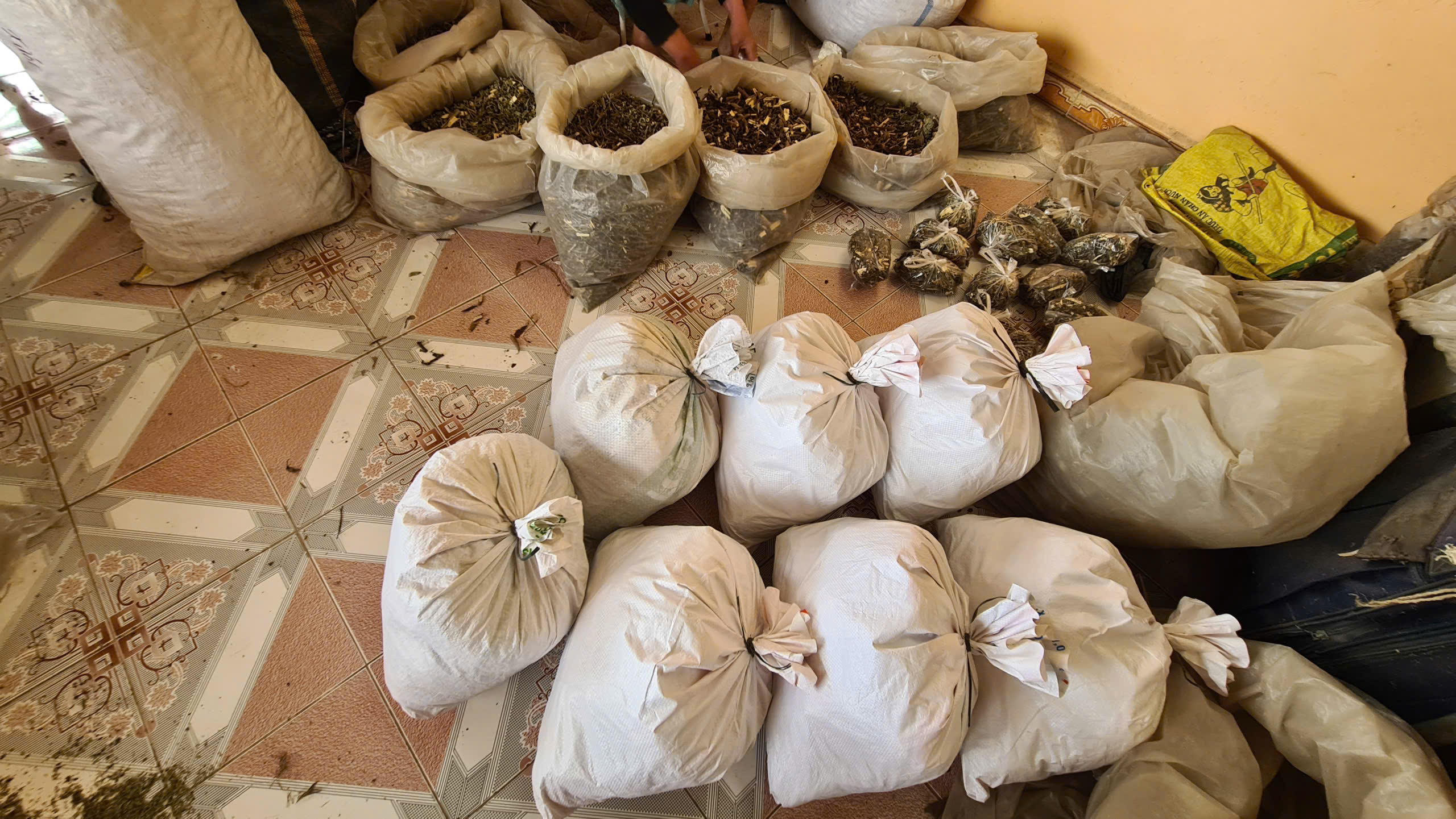 Hiểu rõ những điều cần biết khi điều trị sùi mào gà sẽ giúp người bệnh chủ động hơn trong chăm sóc sức khỏe và phối hợp tốt với bác sĩ. Điều trị đúng cách, giữ lối sống lành mạnh và tái khám đầy đủ là chìa khóa để kiểm soát bệnh hiệu quả và hạn chế tái phát.